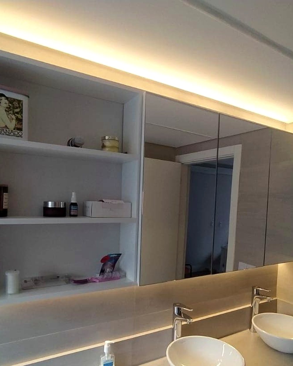 Banheiro com bancada dupla, nichos e espelho com luz embutida — Marcenaria Costa, Curitiba