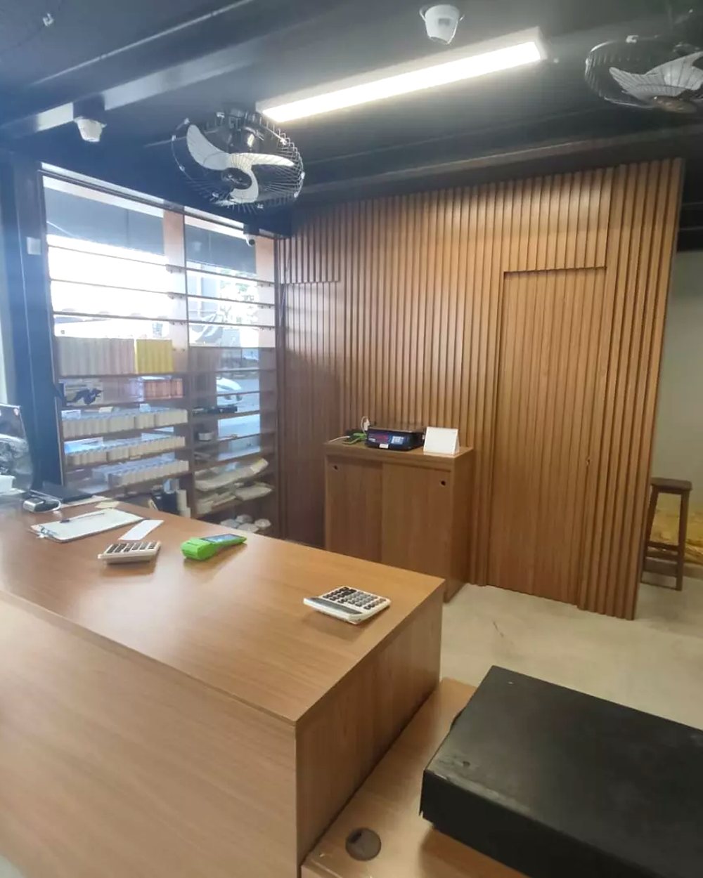 Balcão de atendimento em madeira para loja — Marcenaria Costa, Curitiba