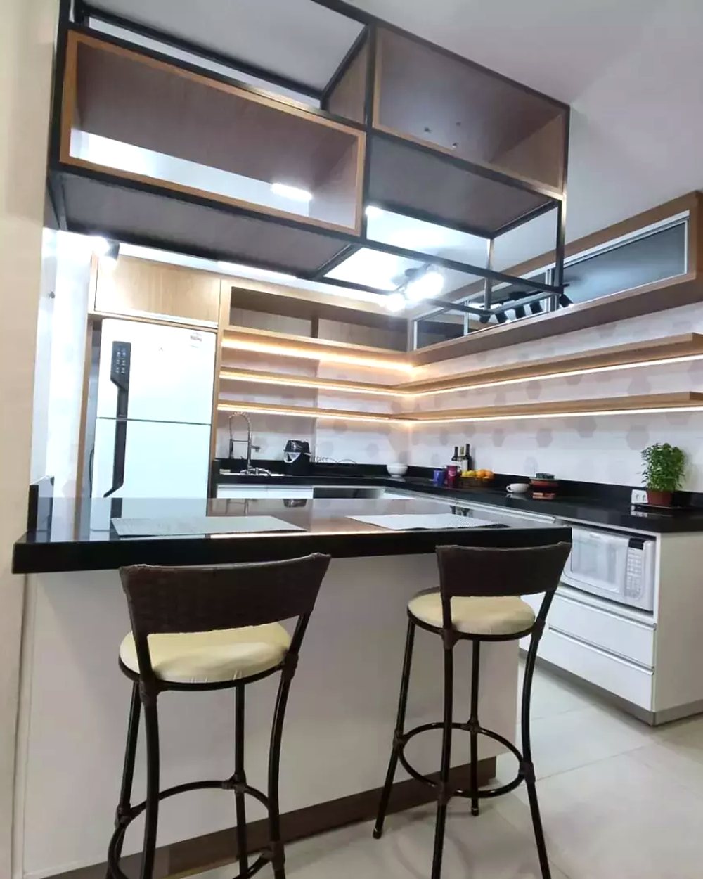 Cozinha com bancada de refeições e prateleiras em estrutura metálica — Marcenaria Costa, Curitiba