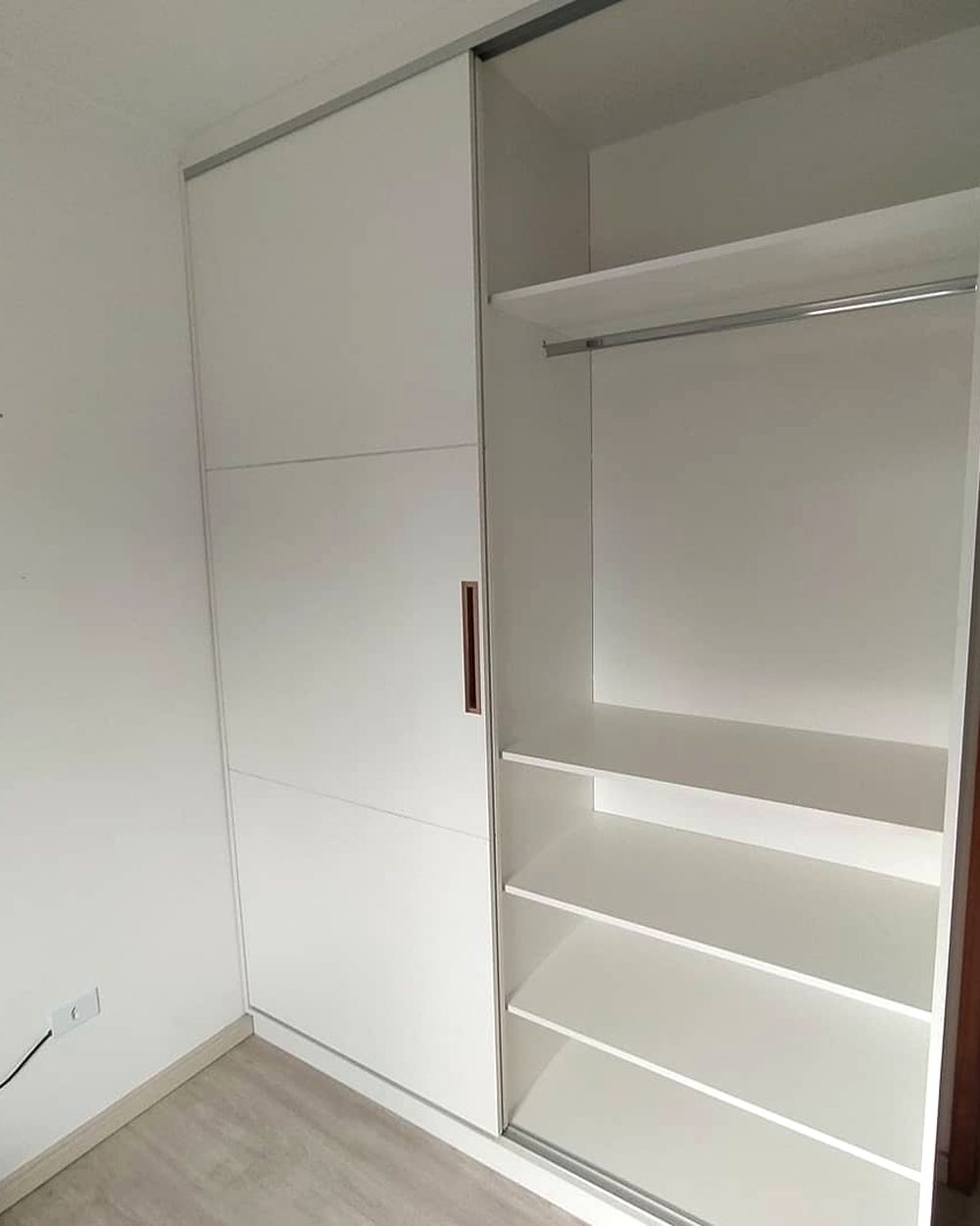 Guarda-roupa branco com portas de correr e prateleiras internas — Marcenaria Costa, Curitiba