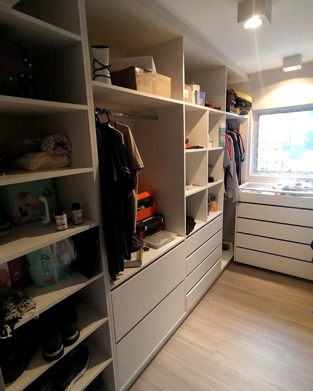 Closet aberto com prateleiras, gaveteiros e cabideiros — Marcenaria Costa, Curitiba