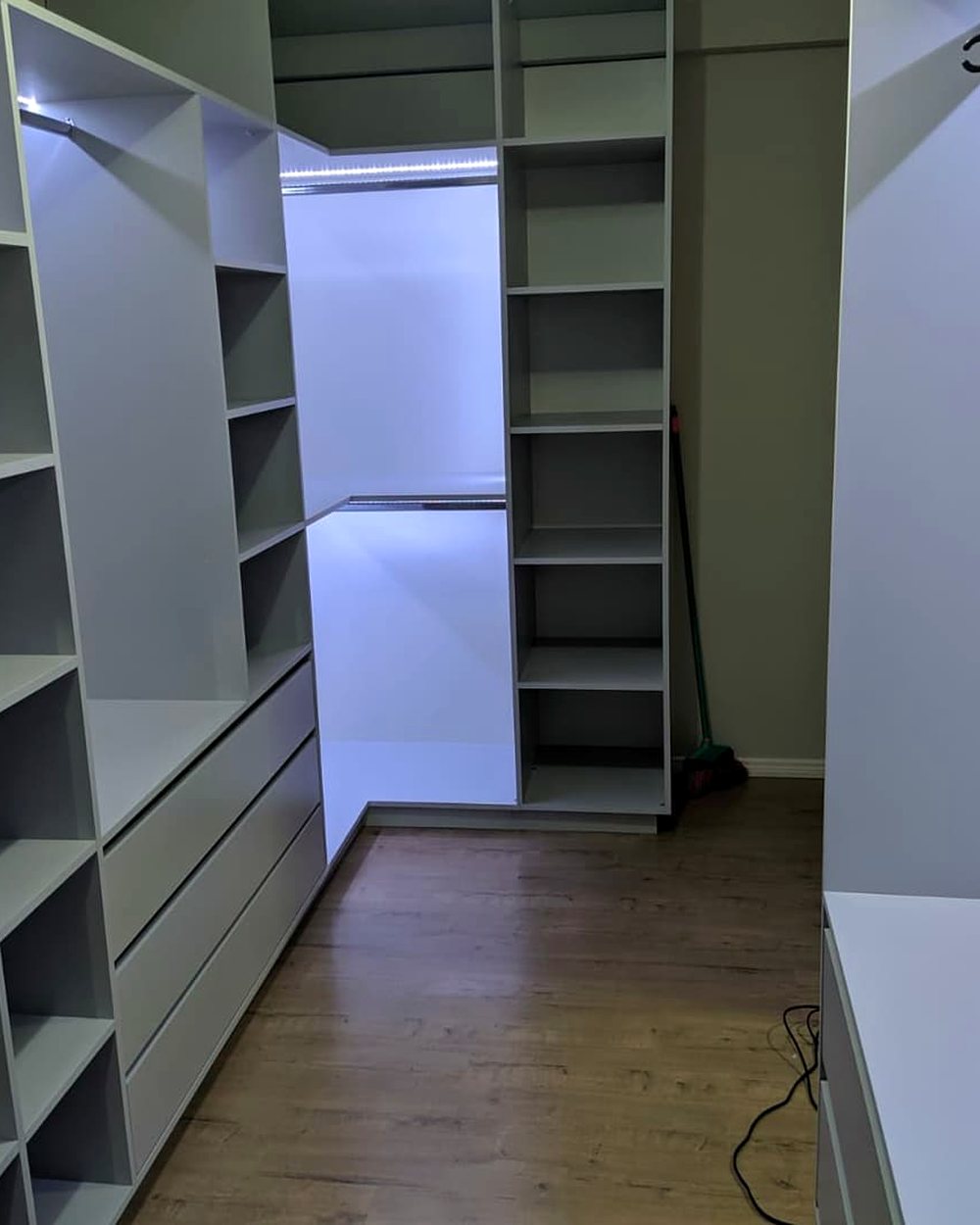 Closet em L com iluminação em LED e gaveteiros internos — Marcenaria Costa, Curitiba