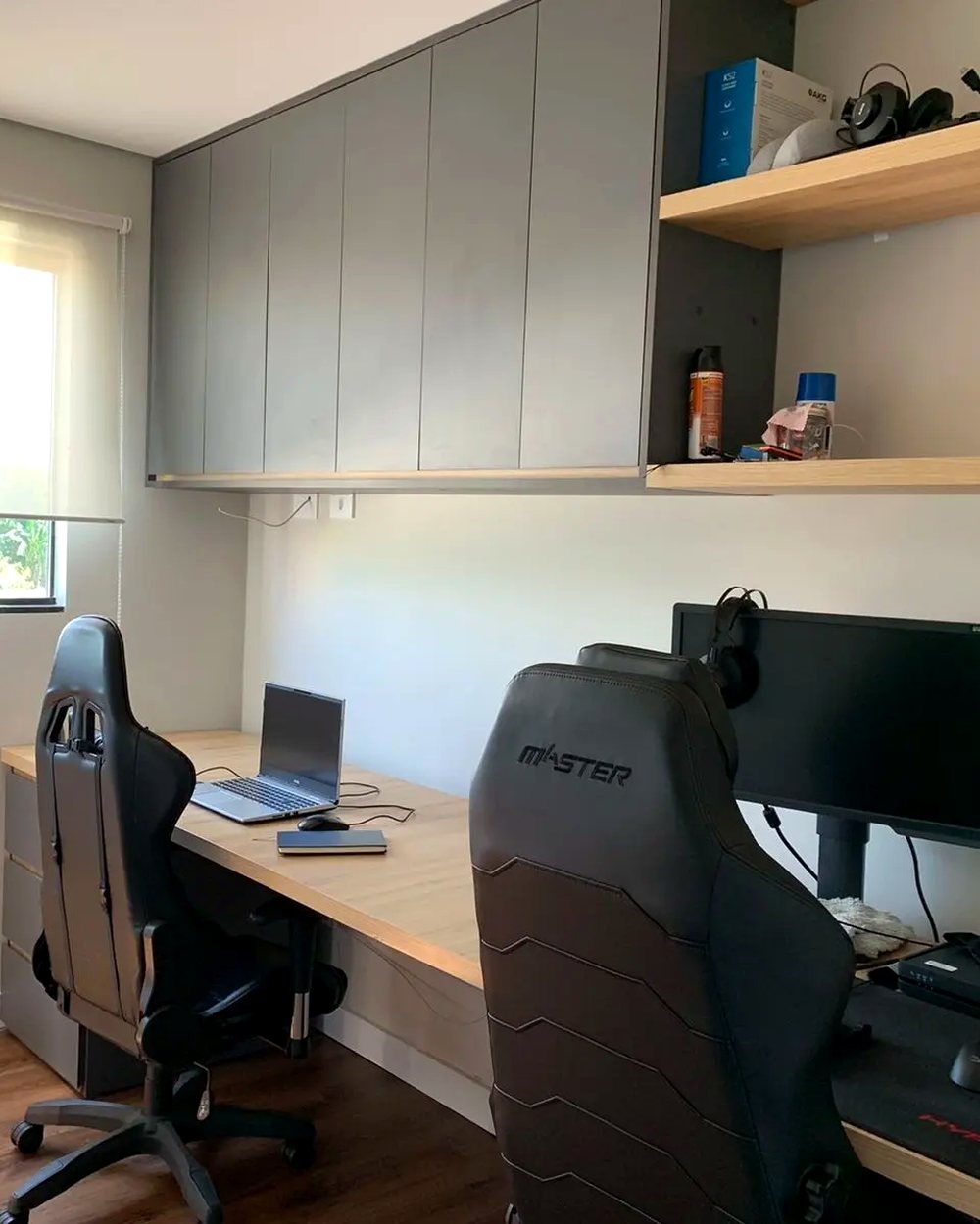 Home office para duas pessoas com bancada e prateleiras em madeira — Marcenaria Costa, Curitiba