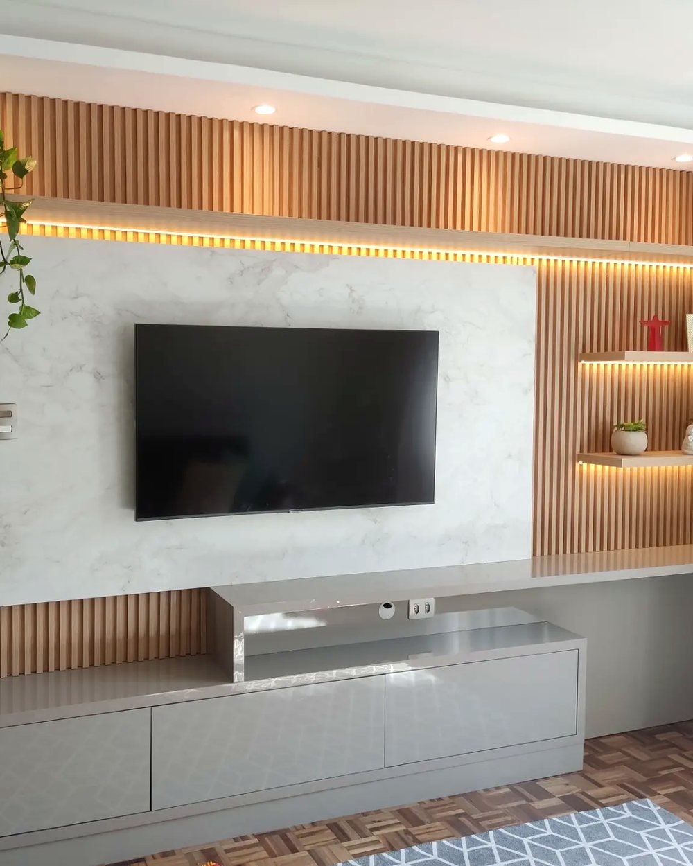 Painel de TV em mármore com ripado de madeira e nichos iluminados — Marcenaria Costa, Curitiba