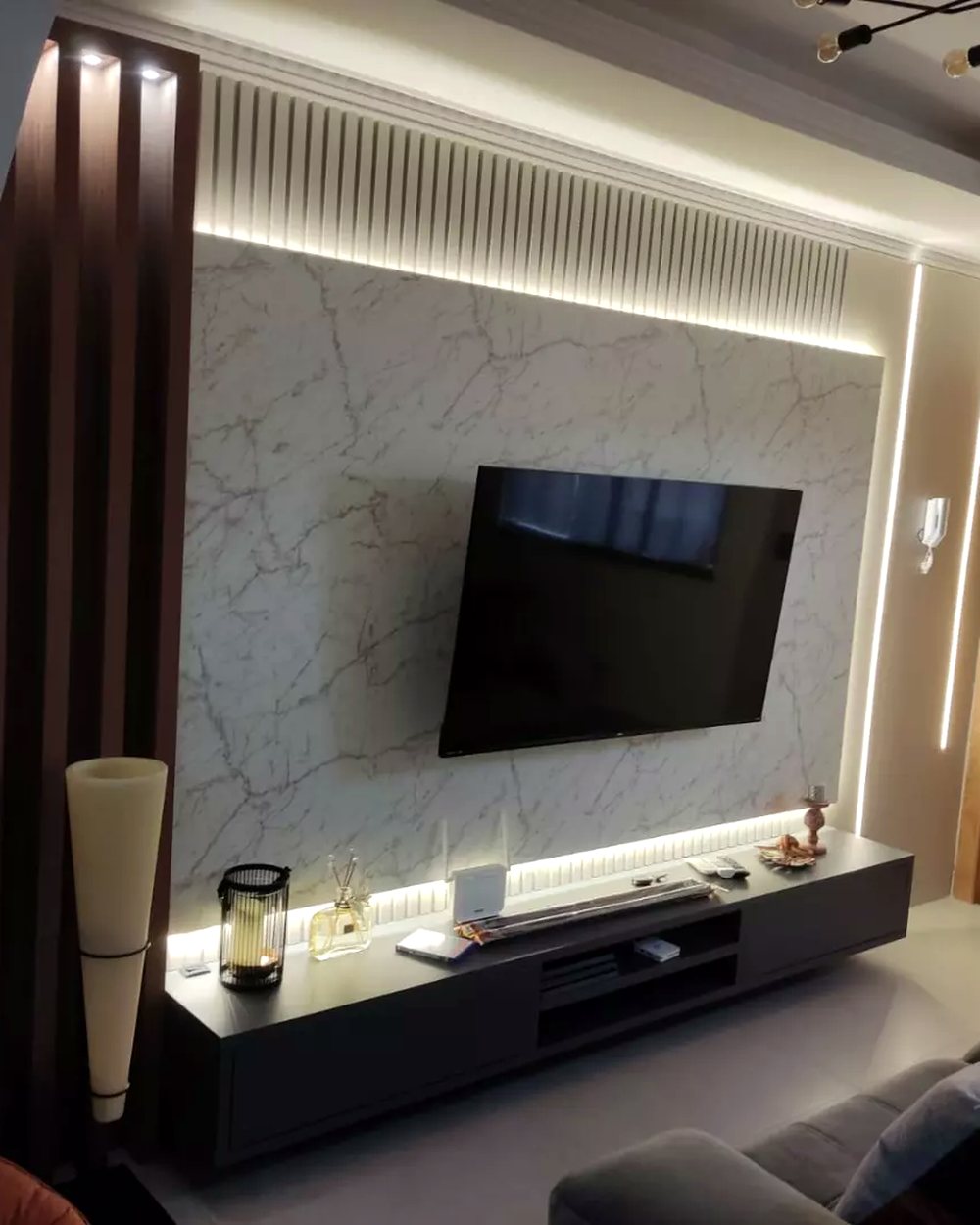 Painel de TV com rack suspenso e iluminação embutida em LED — Marcenaria Costa, Curitiba