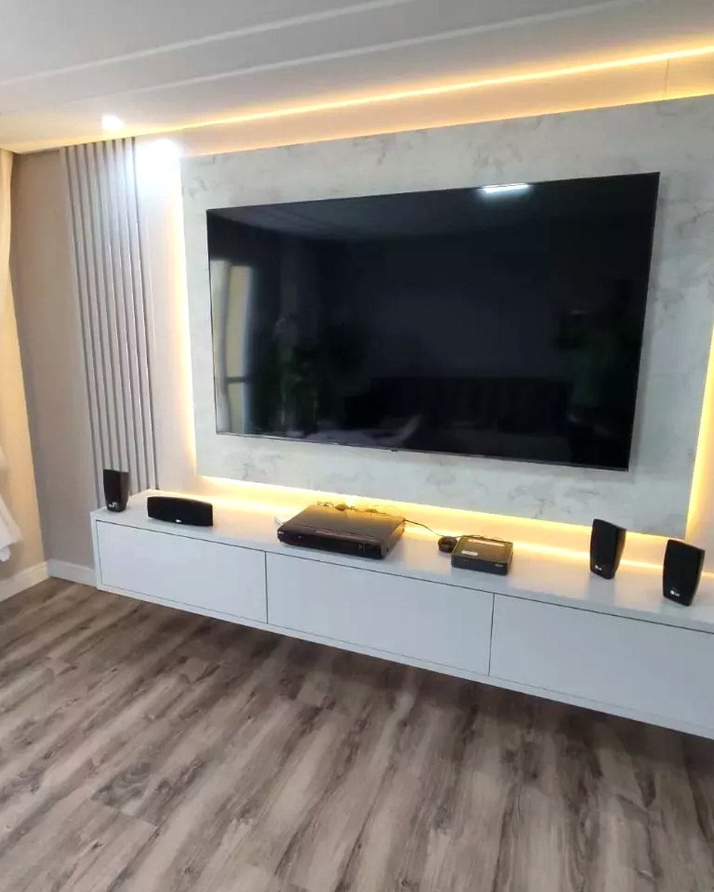 Sala de estar com painel iluminado e rack de três gavetas — Marcenaria Costa, Curitiba