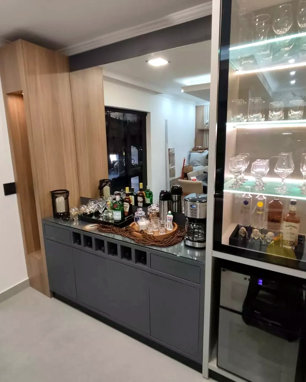 Área gourmet com adega, cristaleira iluminada e balcão grafite — Marcenaria Costa, Curitiba